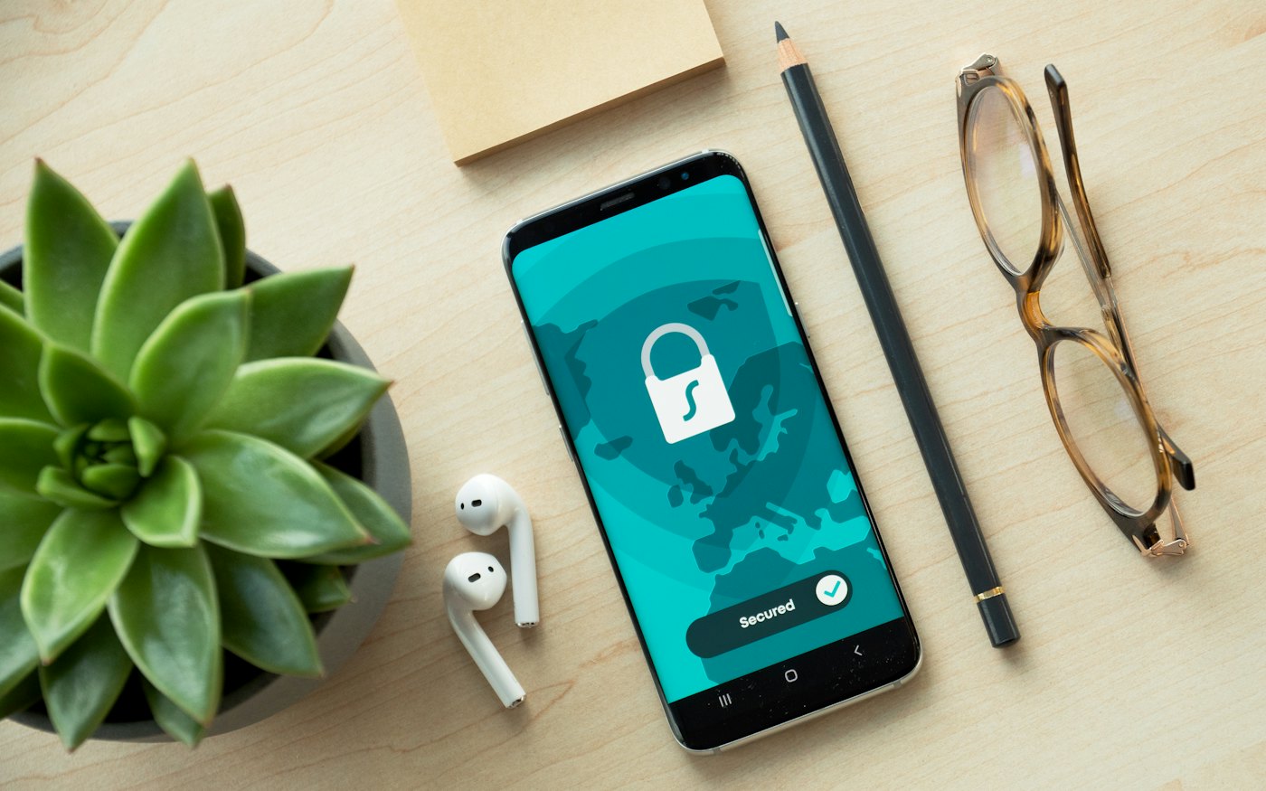 Masada ekranında kilit simgesi görünen bir akıllı telefon
