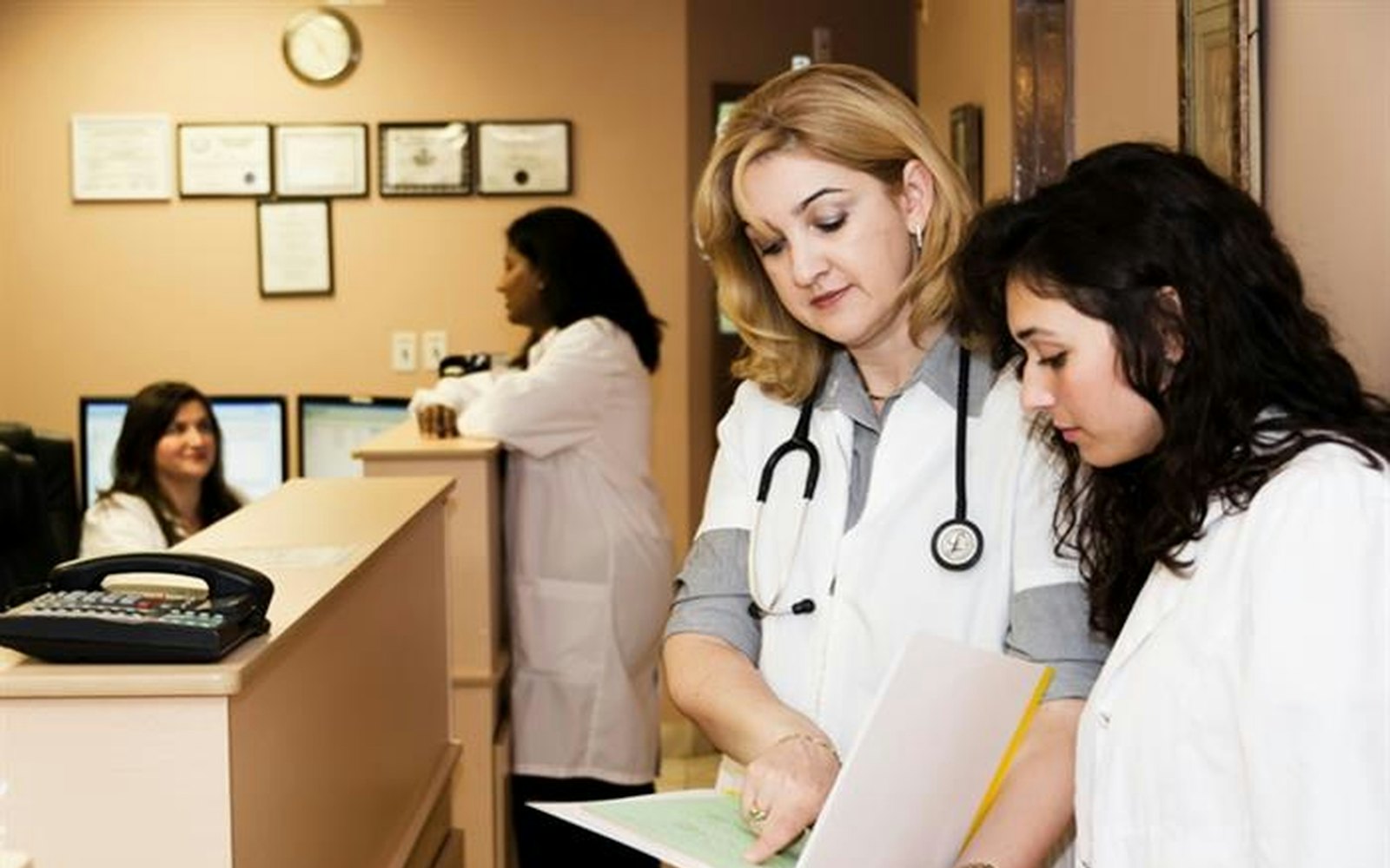 Klinik resepsiyonunda birlikte çalışan sağlık çalışanları
