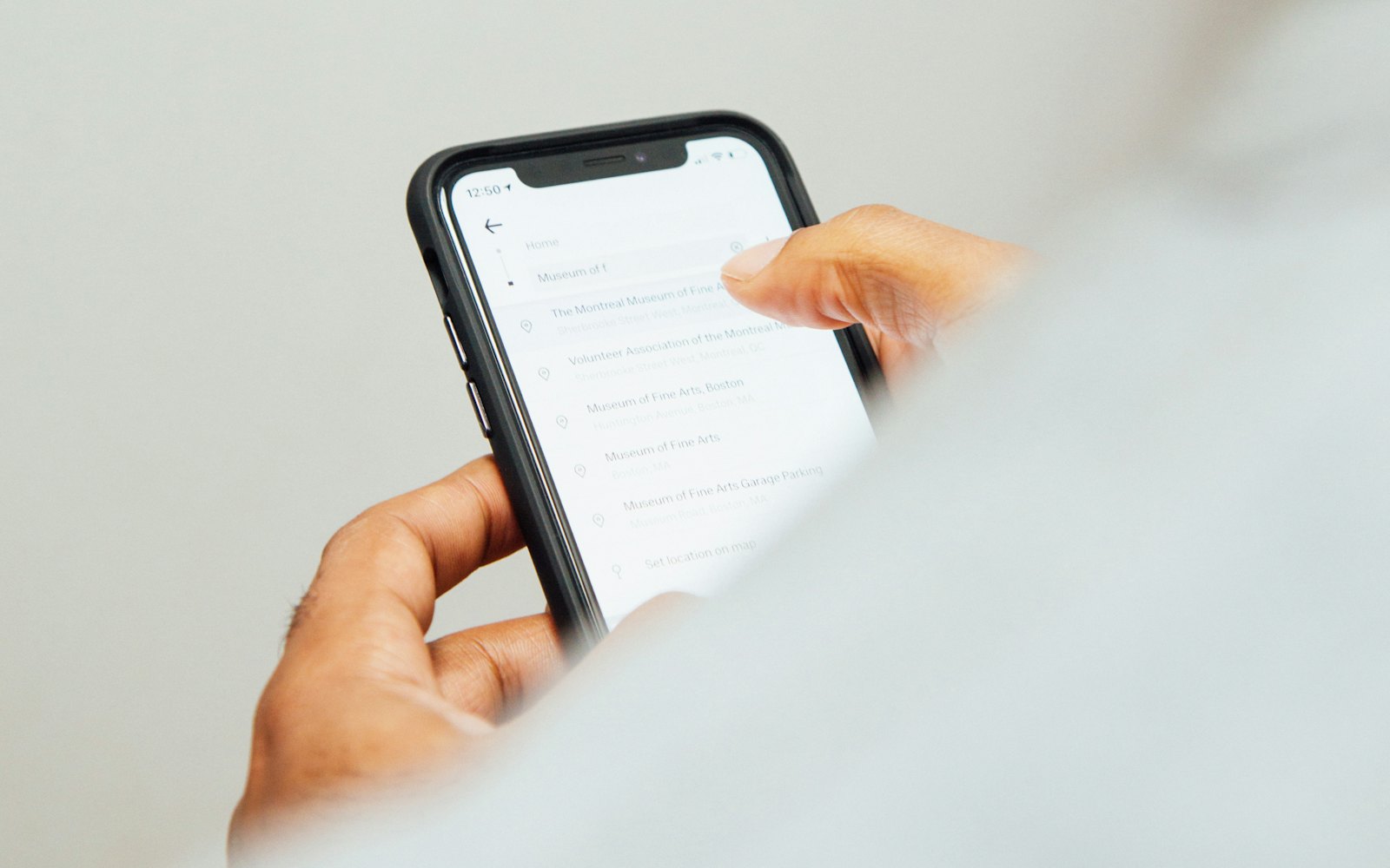 Elinde akıllı telefon tutan bir kişi