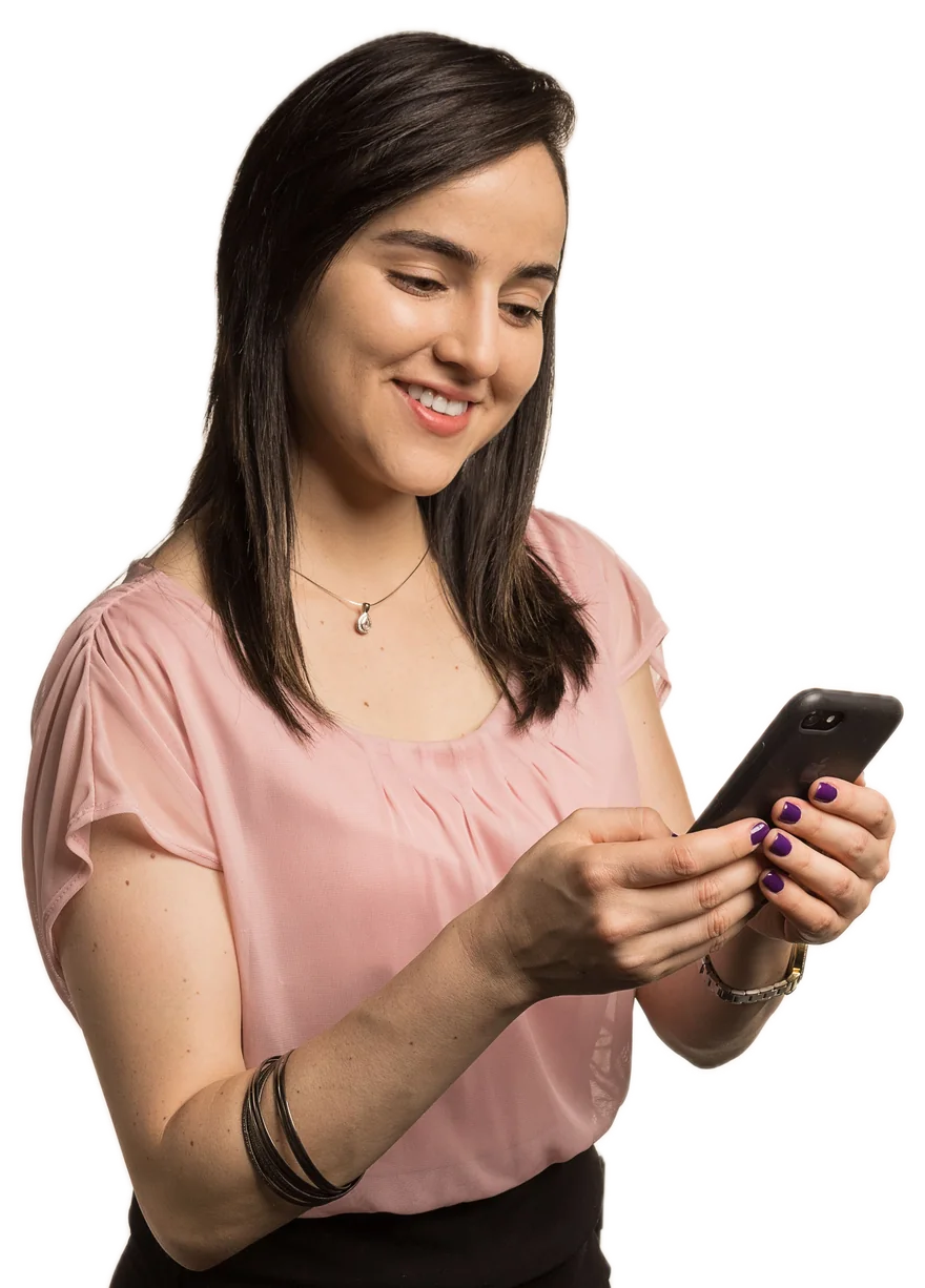 Telefonundan randevu alan, gülümseyen bir kadın
